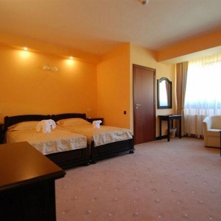 Grand Hotel Perla Ciucasului Tarlungeni Bagian luar foto