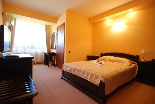 Grand Hotel Perla Ciucasului Tarlungeni Bagian luar foto