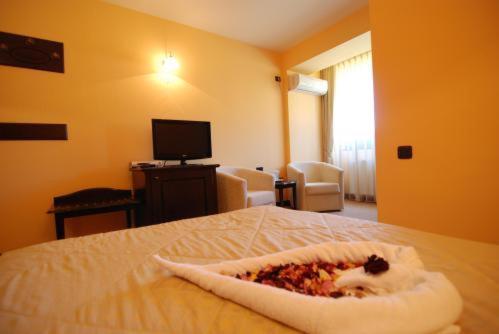 Grand Hotel Perla Ciucasului Tarlungeni Bagian luar foto